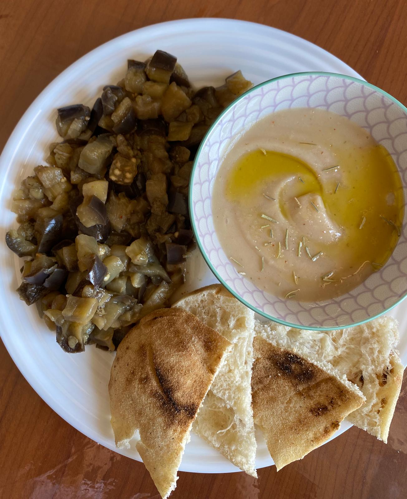 Spaghetti integrali con hummus al curry, carote e taccole