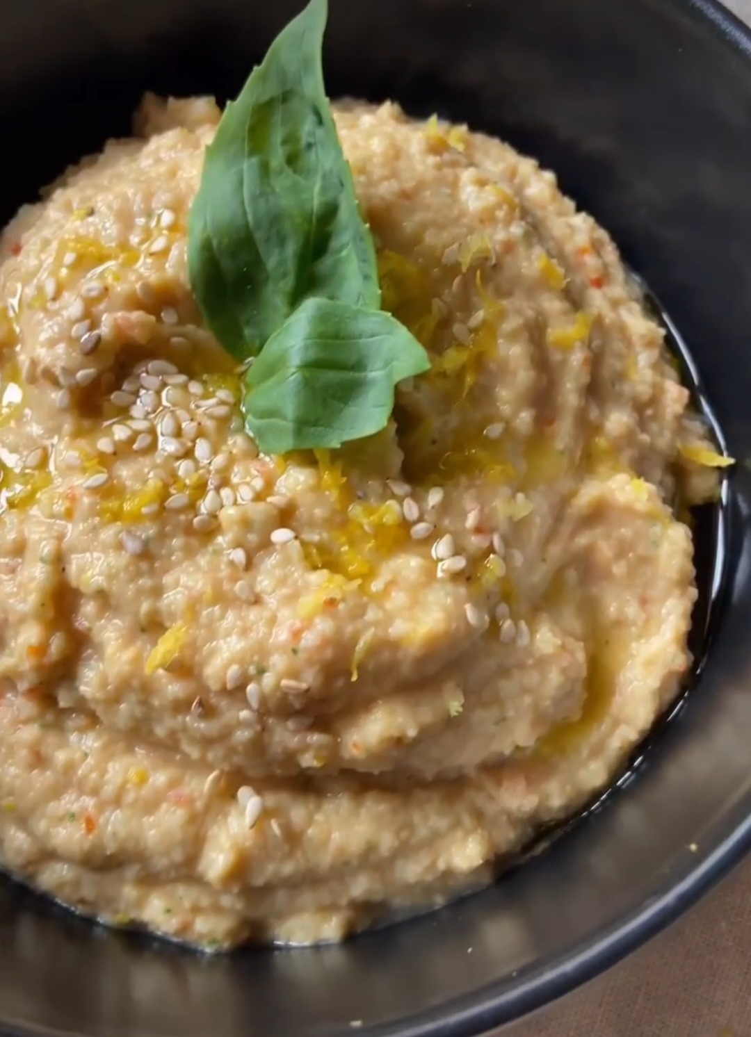 Spaghetti integrali con hummus al curry, carote e taccole