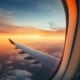 oblò di un aereo sopra le nuvole al tramonto