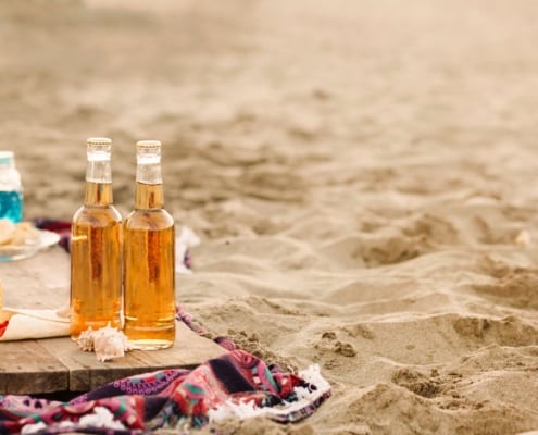 aperitivo con due bottiglie di birra sulla spiaggia