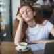 ragazza al bar assonnata e stanca