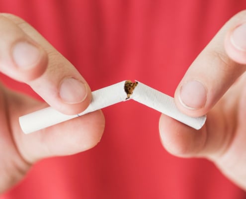 mani che spezzano una sigaretta