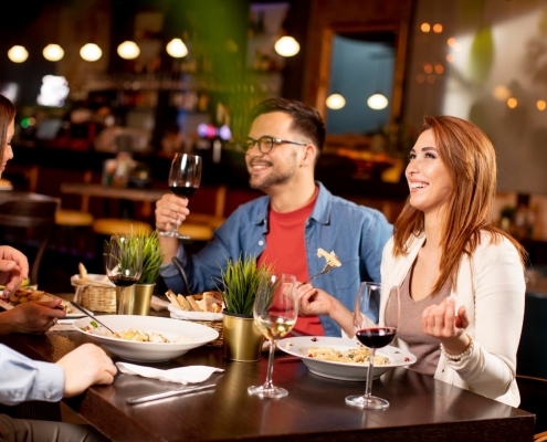 persone a cena fuori in un'atmosfera allegra e conviviale