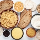 vista dall'alto di vari alimenti contenenti glutine tre cui pane e pasta